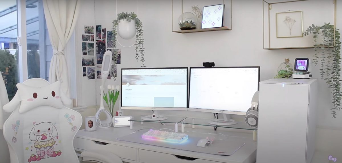 White Gaming Monitor setup White Gaming Monitor setup